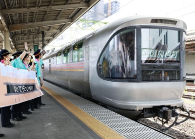 写真：最終運行日を迎え、ＪＲ仙台駅を出発する「カシオペア」＝３０日午前