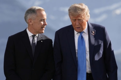 写真：トランプ米大統領（右）と話すカナダのカーニー首相＝１６日、カナダ西部カナナスキス（ＡＰ＝共同）