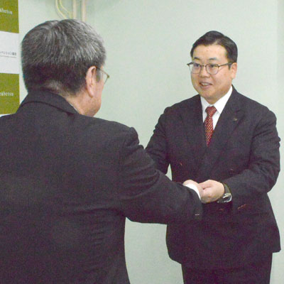 写真：安宅教育長から指定書を受け取る野口会長