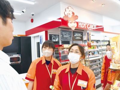 写真：迷惑客役に無断動画撮影行為をやめるよう求める店員