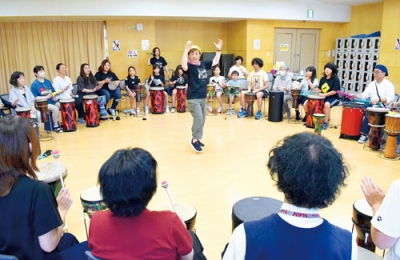 写真：輪になって、さまざまな打楽器で即興演奏を楽しむ参加者