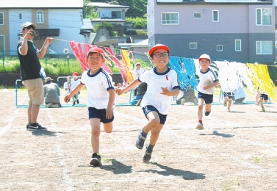写真：ゴールを目指し一生懸命走る園児
