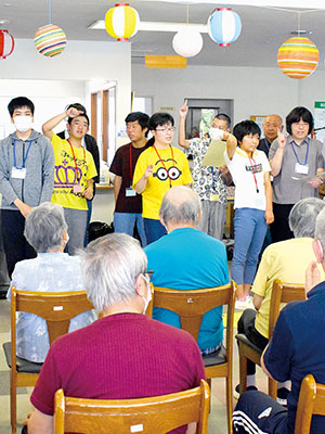 写真：元気よく合唱する室蘭養護学校の生徒たち