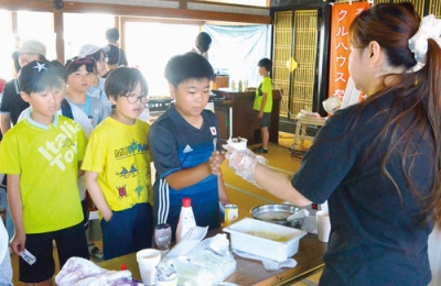 写真：会場でアイスクリームを買い求める子どもたち