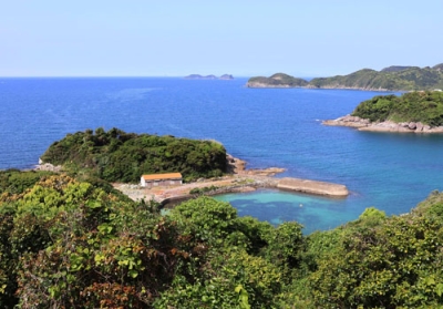 写真：長崎県新上五島町の鯨見山から望むかつての漁場＝２０２４年５月