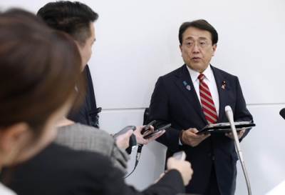 写真：米国から帰国し、取材に応じる赤沢経済再生相＝３０日午後、羽田空港