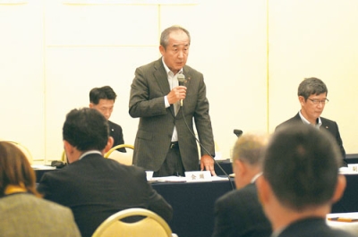写真：議員総会であいさつする中田会頭