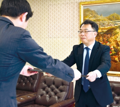 写真：感謝状を受け取る村瀬代表取締役（右）