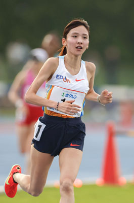 写真：陸上の中長距離大会の女子５０００メートルで力走する細田あい＝６月、深川市陸上競技場