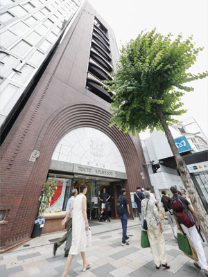 写真：路線価が４０年連続で日本一となった、東京・銀座の「鳩居堂」前