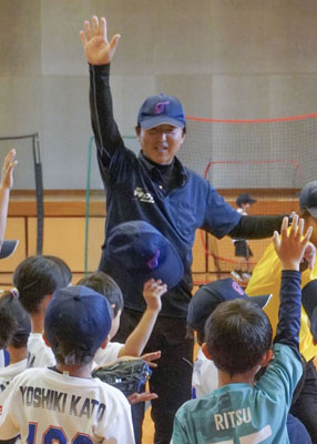 写真：子どもたちに指導する多賀少年野球クラブの辻正人監督＝滋賀県多賀町