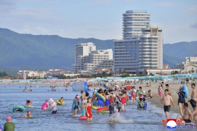 写真：１日に開業した北朝鮮・江原道にある「元山葛麻海岸観光地区」のリゾート施設（朝鮮通信＝共同）