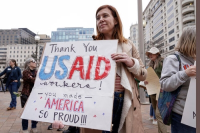 写真：国際開発局（ＵＳＡＩＤ）に感謝を表すボードを持つ人＝２月、ワシントン（ＡＰ＝共同）