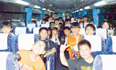 写真：修学旅行に出発する富岸小の６年生
