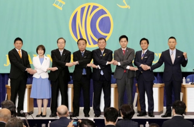 写真：参院選公示を前に日本記者クラブ主催の討論会で手をつなぐ与野党の８党首。左から、参政党の神谷代表、共産党の田村委員長、公明党の斉藤代表、立憲民主党の野田代表、自民党総裁の石破首相、日本維新の会の吉村代表、国民民主党の玉木代表、れいわ新選組の山本代表＝２日午後、東京・内幸町