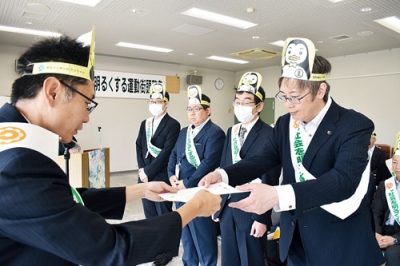 写真：石破首相からの激励メッセージを受け取る堀井市長（右端）