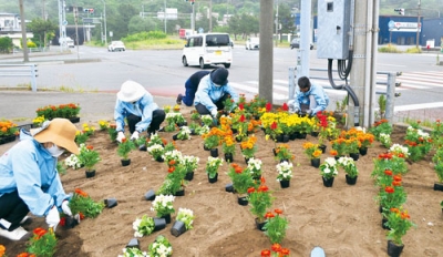 写真：花植え作業に汗を流す社員ら