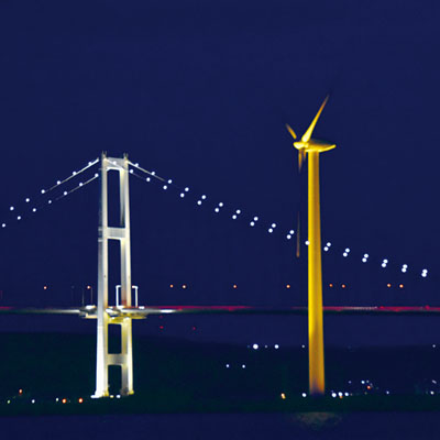 写真：更生保護のイメージカラー黄色にライトアップされた祝津風力発電所