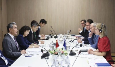 写真：戦略対話に臨むＥＵのカラス外交安全保障上級代表（右端）と中国の王毅外相（左端）＝２日、ブリュッセル（ＥＵ提供・共同）