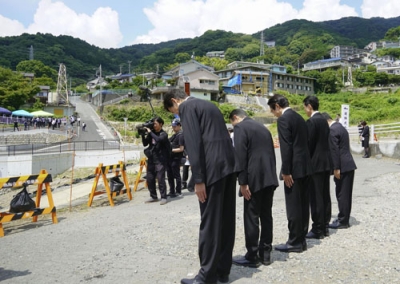 写真：静岡県熱海市の大規模土石流が発生したとされる時刻に、被災地で黙とうする（左から）斉藤栄市長、鈴木康友知事ら＝３日午前１０時２８分