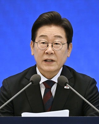 写真：就任１カ月に合わせ記者会見する韓国の李在明大統領＝３日、ソウル（共同）