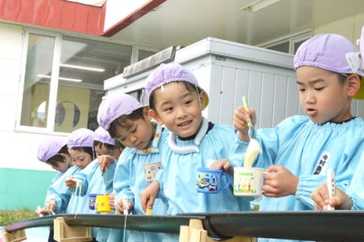写真：流しそうめんを楽しむ園児たち