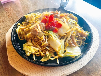 写真：３１日まで限定で販売する大好評の「カレー焼きそば」