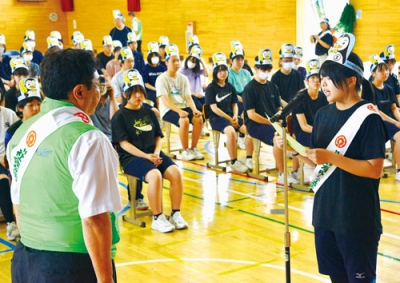 写真：小笠原委員長に西陵中の取り組みを伝える佐藤さん