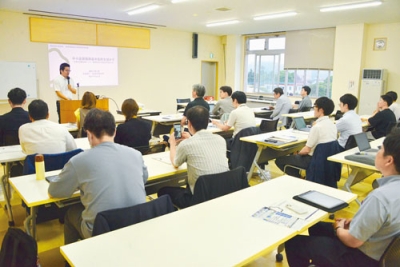 写真：条例を基にした成功事例などを紹介する大貝教授