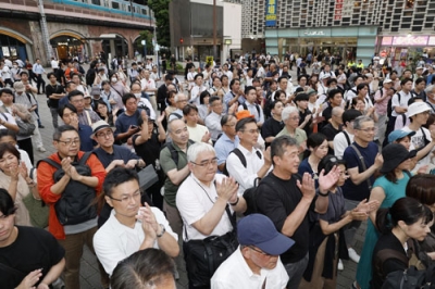 写真：第２７回参院選が公示され、街頭演説に拍手する人たち。２０日投開票に向けて選挙戦が始まった＝３日午後、東京・新橋（画像の一部を加工しています）