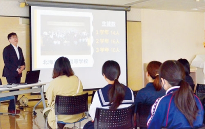 写真：各高校の特色が紹介された進路説明会