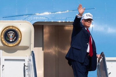 写真：米大統領専用機エアフォースワンに乗り込むトランプ大統領＝３日、ワシントン郊外のアンドルーズ空軍基地（ＡＰ＝共同）