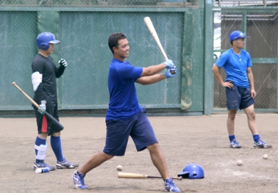 写真：打撃練習する独立リーグ、日本海リーグ石川の大坪梓恩外野手（中央）＝金沢市