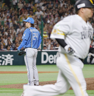 写真：２回、山川（手前）に先制ソロを浴びた日本ハム・金村＝みずほペイペイドーム