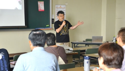 写真：マツと幸恵についてさまざまな資料をもとに解説する松本理事長