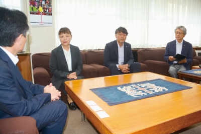 写真：町役場で就任の抱負を語る（左から）島田新会長、幹事の谷さん、会計の蒲原さん