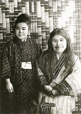 写真：チタラペの前で写るマツと知里幸恵（絵はがき模写、知里幸恵銀のしずく記念館提供）