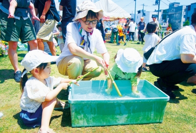 写真：イタドリの水鉄砲で遊ぶ参加者
