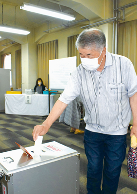 写真：期待を込めて一票を投じる有権者＝４日午前１１時１０分ごろ、室蘭市役所本庁舎