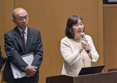写真：過労死について考えるシンポジウムで講演する安部真生さんの両親＝５月、横浜市（両親提供）