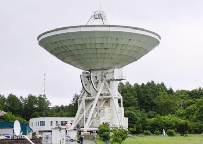 写真：直径４５メートルの巨大なアンテナを持つ国立天文台野辺山宇宙電波観測所の電波望遠鏡＝６月、長野県南牧村