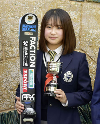 写真：愛知県春日井市に拠点を移し、ミラノ・コルティナ冬季五輪出場を目指すフリースタイルスキー女子の菅原希昴＝５月