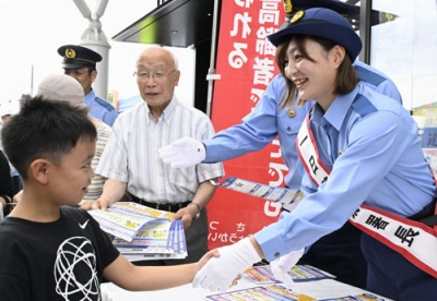写真：宮城県警角田署の一日署長に就任し、特殊詐欺の抑止などを呼びかける柔道女子の角田夏実選手（右）＝５日午前、宮城県角田市
