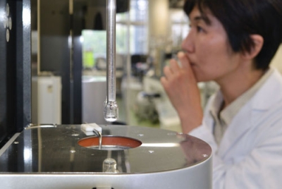 写真：ＣＯ２吸着材の耐久性を調べる地球環境産業技術研究機構の研究員＝６月、京都府木津川市