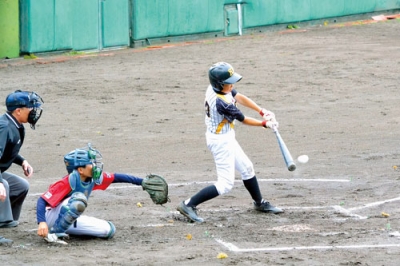 写真：全力プレーで勝利を目指す選手たち