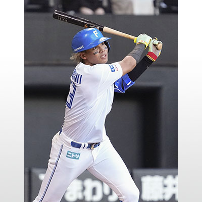 写真：４回日本ハム無死二塁、水谷が右越えに２ランを放つ＝エスコンフィールド