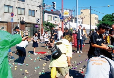 写真：会場を盛り上げた１０色玉入れ