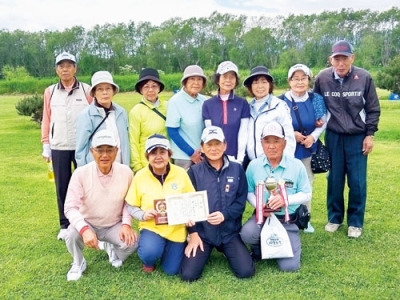 写真：大会で優勝した朱田さん（前列右）と増田さん（前列左から２人目）＝提供写真