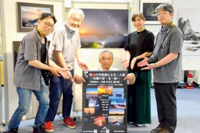 写真：開催中の「８人展」への来場を呼びかけるメンバー
