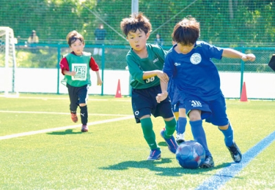 写真：元気いっぱいにプレーする選手たち